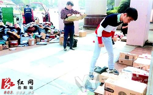 双十一后市民扎堆退货 快递员平均每天可接近