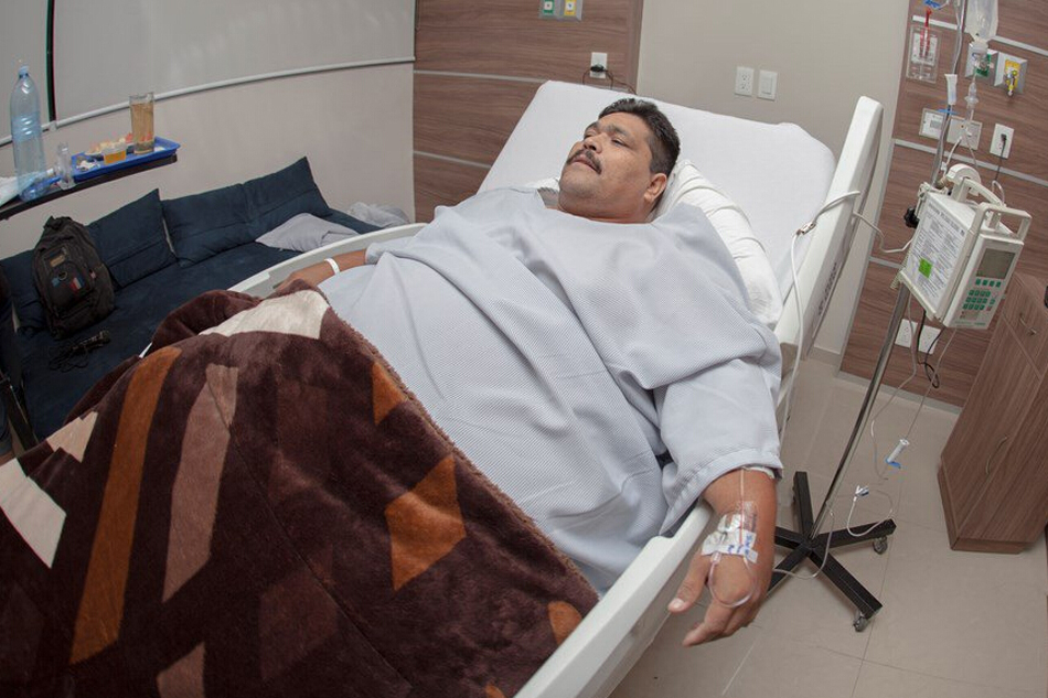 世界最胖男子减肥手术后患疝气 被迫切除80厘