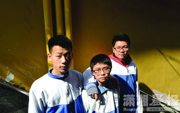 长沙16岁高中生冷天跳水救人 两学生旁边接应