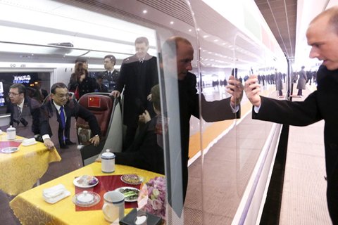 11月25日，李克强与中东欧16国领导人共乘高铁。中新社 刘震 摄
