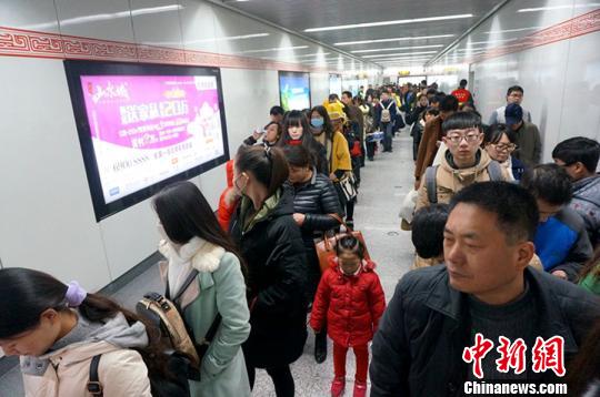 郑州地铁安检慢遭批 站前排百米队站台无人.图