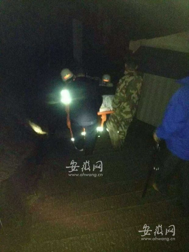 老人九华山寺庙病重吐血 救援人员徒步5小时救