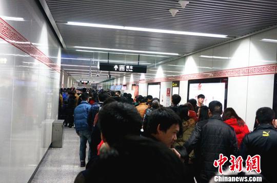 郑州地铁安检慢遭批 站前排百米队站台无人.图