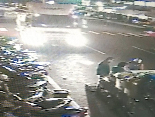 大货车直接冲撞菜贩（右下角）。 图自台湾《联合报》