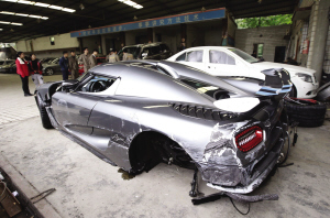 重庆2650万跑车撞上护栏 酒驾车主身份曝光(图