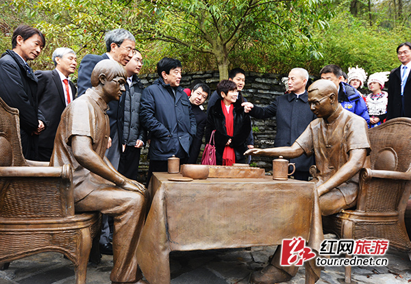 世界围棋巅峰对决凤凰开战 棋圣吴清源铜像亮相