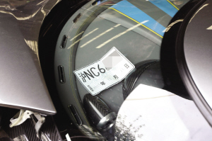 重庆2650万跑车撞上护栏 酒驾车主身份曝光(图