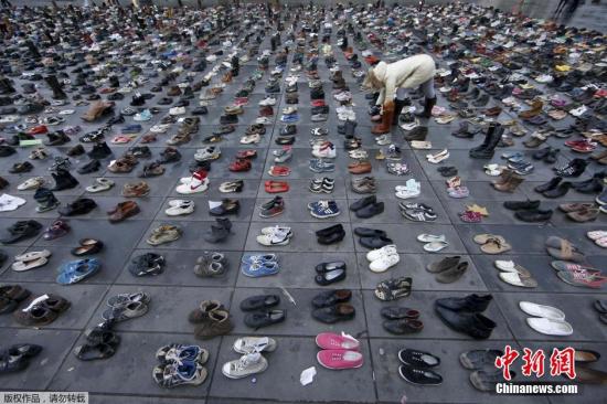 当地时间11月29日，法国巴黎气候大会前，民众在巴黎共和国广场摆满了鞋子，呼吁关注气候变化。