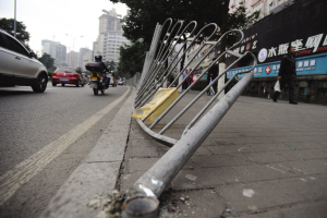 重庆2650万跑车撞上护栏 酒驾车主身份曝光(图