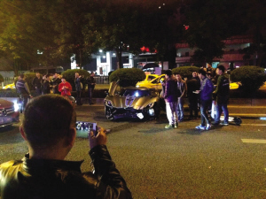 重庆2650万跑车撞上护栏 酒驾车主身份曝光(图