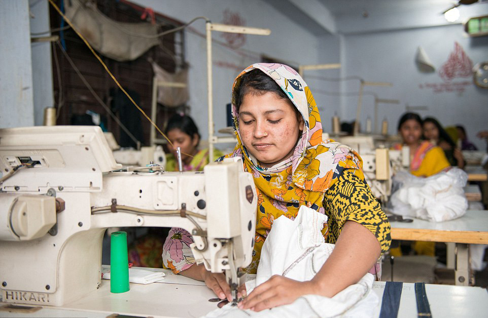 孟加拉制衣厂童工群像:日工资2元 每周只休半