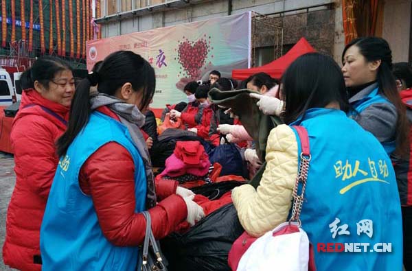 怀化鹤城爱心人士为山区贫困孩子捐赠防寒衣物