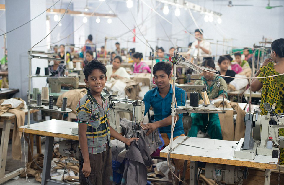 孟加拉制衣厂童工群像:日工资2元 每周只休半