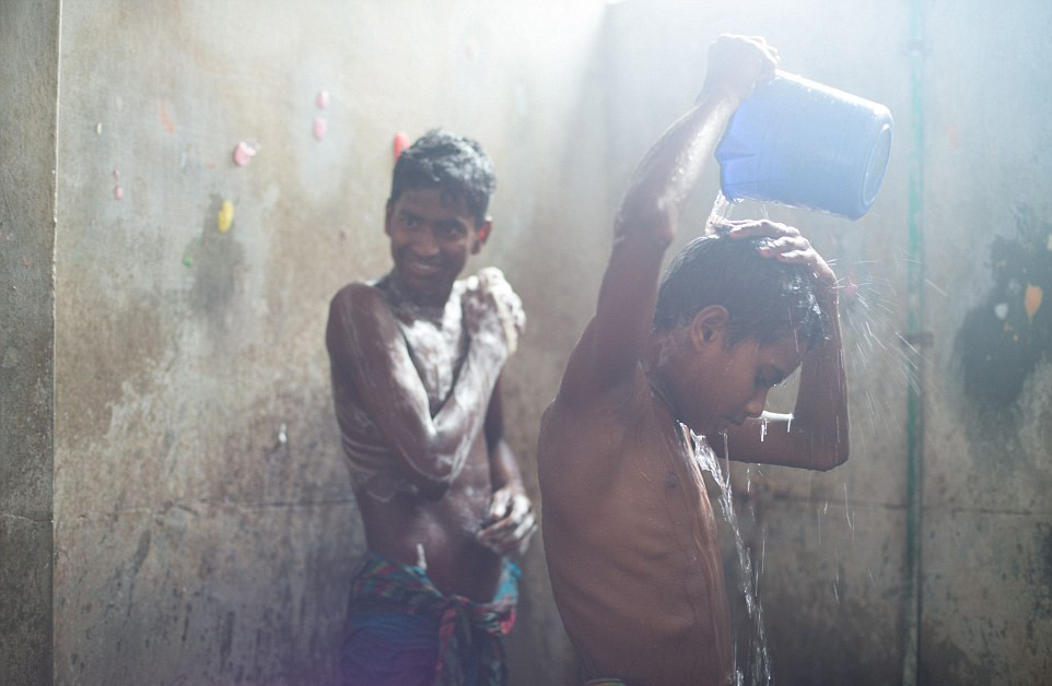 孟加拉制衣厂童工群像日工资 元 每周只休半天 高清组图 童工 加班 工厂 新浪新闻
