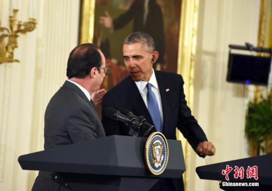 美国总统奥巴马当地时间11月24日在白宫与来访的法国总统奥朗德会晤，二人在记者会上两度拥抱，誓言将加大合作力度以击溃“伊斯兰国”。双方还就土耳其击落俄罗斯战机一事强调，目前“必须防止”紧张局势进一步升级，叙危机需要政治解决方案。 中新社记者 张蔚然 摄