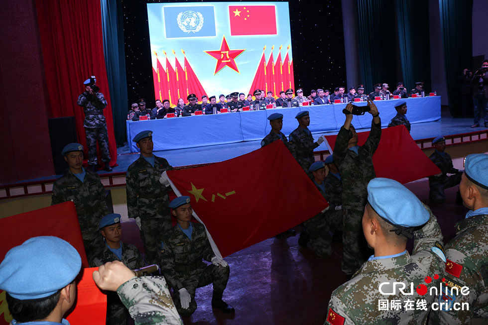 南苏丹(朱巴)维和步兵营营长王玉安带领维和官兵向国旗,军旗宣誓(摄影
