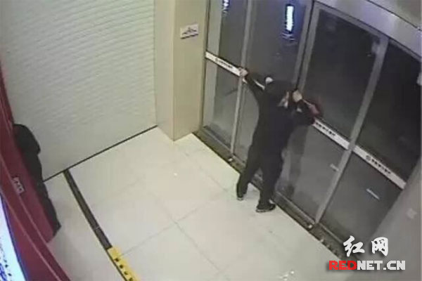 ATM取钱行为怪异 警方瓮中捉鳖破大案|考试|取