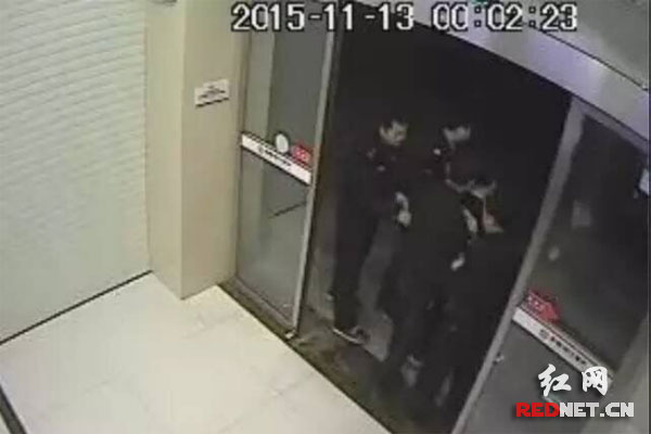 ATM取钱行为怪异 警方瓮中捉鳖破大案|考试|取