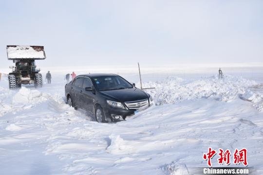 大雪侵袭内蒙古苏尼特草原 油田救援小组打开