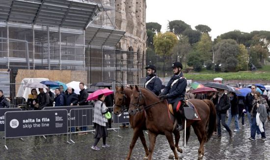 港媒回顾内地游客不文明行为:丢人丢到国外