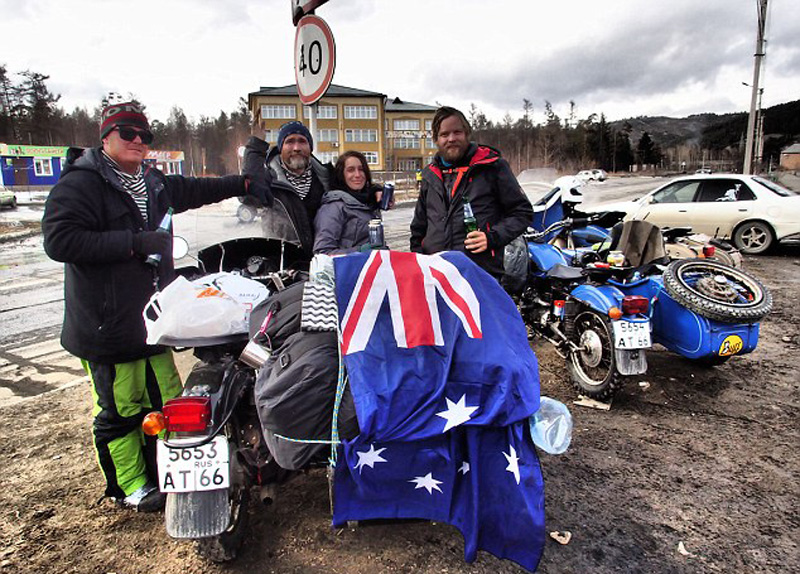 澳四人组骑老式摩托穿越贝加尔湖冰面(组图)|贝