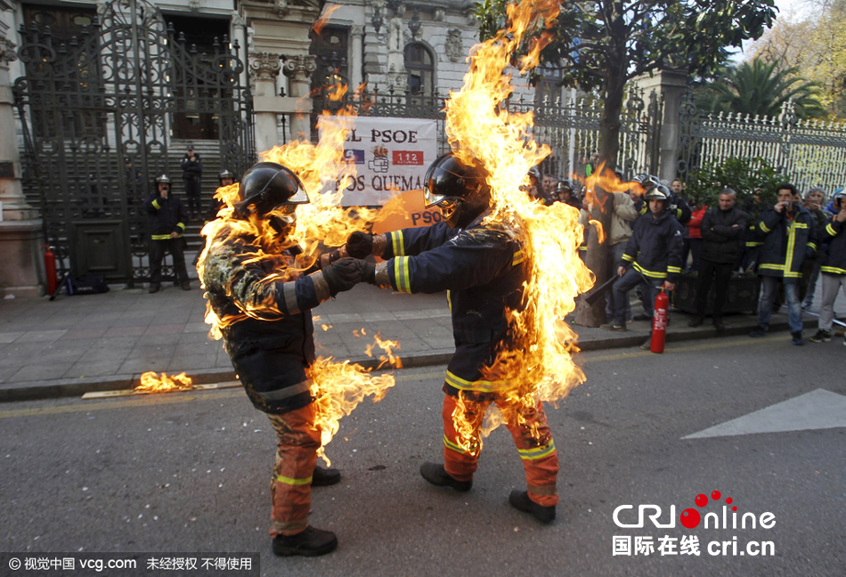 西班牙消防员 自焚 抗议 要求加强防护措施(高