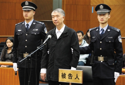 昨日，云南省原副省长沈培平在法庭上。当日，北京市一中院一审以受贿罪判处沈培平有期徒刑12年。新华社发（北京市第一中级人民法院提供）