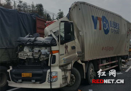 圆通快递车追尾大型半挂车 包裹撒满高速公路