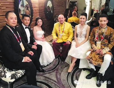 白玛奥色与张铁林、吕良伟等明星合影。公开报道显示,白玛奥色与不少明星渊源颇深。本版图片据“世贸联合基金总会”官网