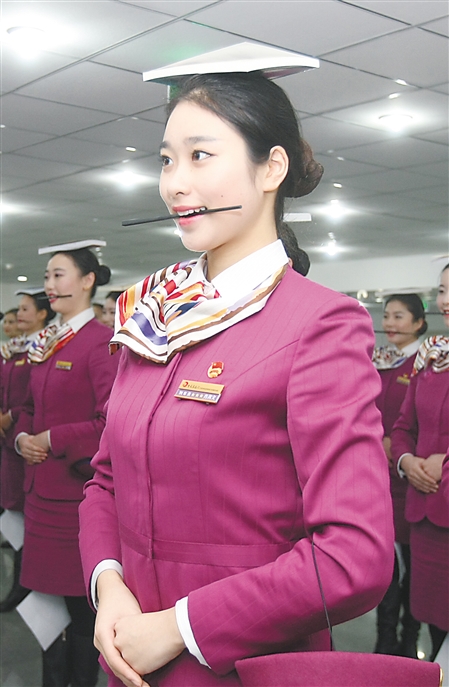 "动妹"头顶书本,口含筷子练习微笑   a03