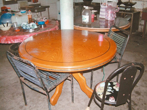 苗栗县头份市叶家三合院一张五十年的桧木四角桌遭窃，窃贼还以图中的七成新圆桌替换。图自台湾《联合报》