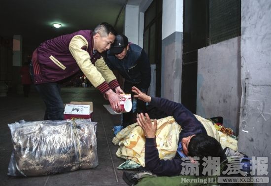 长沙一公益组织帮助流浪者多年 一个电话他们