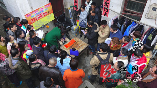 宁远县青年抱团行善 为残疾人士送爱心款|创