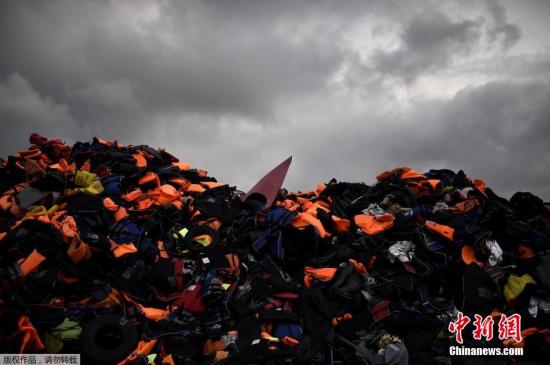 12月7日消息，在过去的6个月内，41.2万名移民在到达希腊的莱斯博斯岛后，将随身的救生衣随手丢弃，堆成了一座25英尺高的“救生衣”小山。