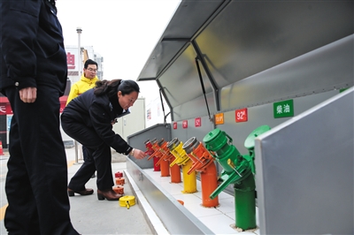 昨日，大兴某加油站内，环保局开展机动车应急减排专项督察。