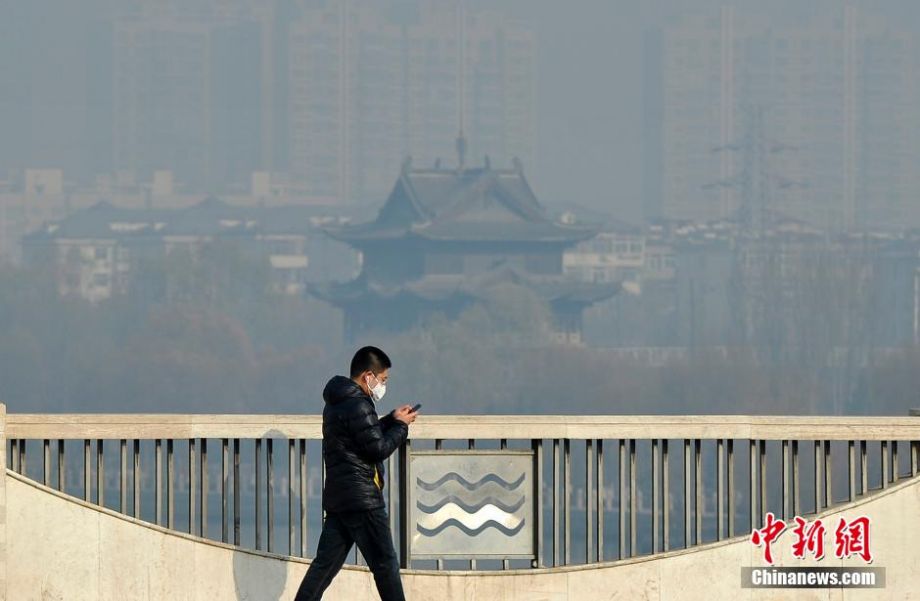 英媒:北京首发雾霾红色预警 大多数员工照常上