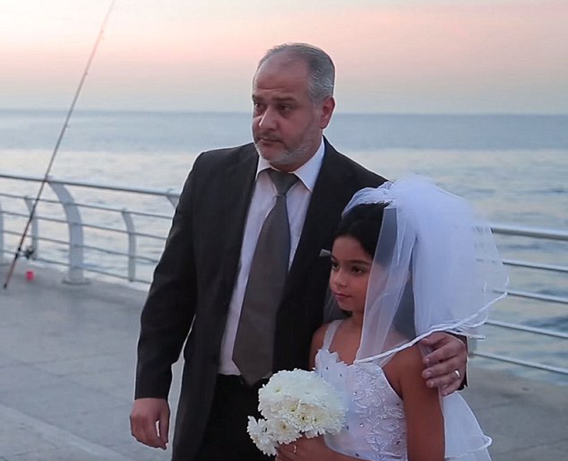 黎巴嫩街头12岁女孩与老男人拍婚纱照 揭露童
