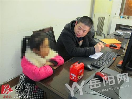 岳阳一9岁女孩被劫持民警舍身挡刀解救人质|打