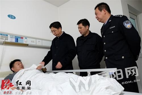 岳阳一9岁女孩被劫持民警舍身挡刀解救人质|打