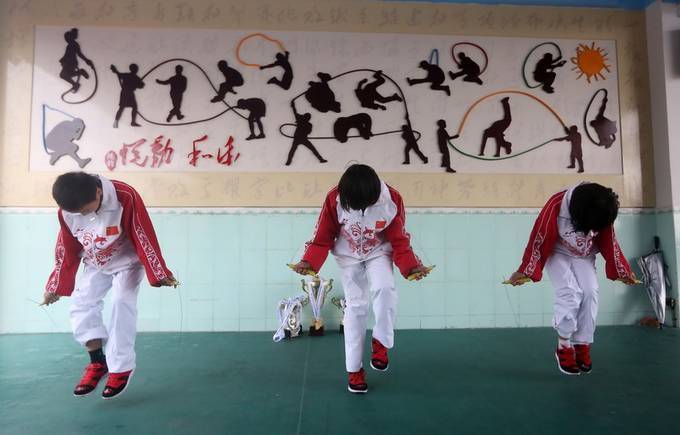 小学生30秒跳绳220下破世界纪录,快到像闪电