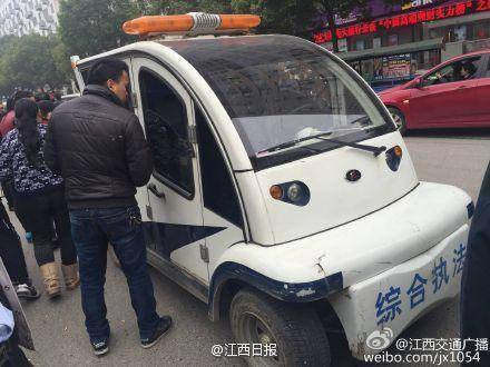 涉嫌肇事的城管综合执法车。网络图片