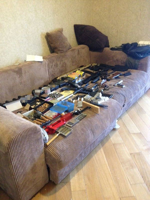 俄一大学生涉嫌贩卖武器被捕 家中俨然小型军