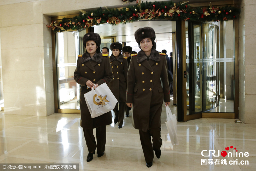 朝鲜牡丹峰乐团演员参观北京海洋馆(组图)