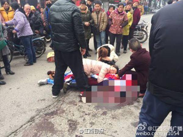 中学生当场身亡，家人在现场痛哭。网络图片
