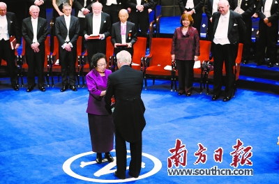 屠呦呦(前左)从瑞典国王手中接过诺贝尔生理学或医学奖.