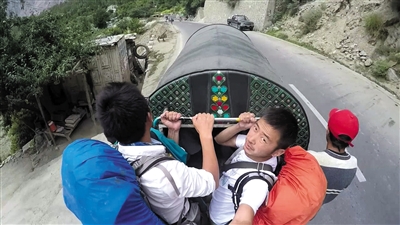 8月18日,在巴基斯坦第一个风景区hunza,与巴基斯坦人一起坐“挂票”下山。