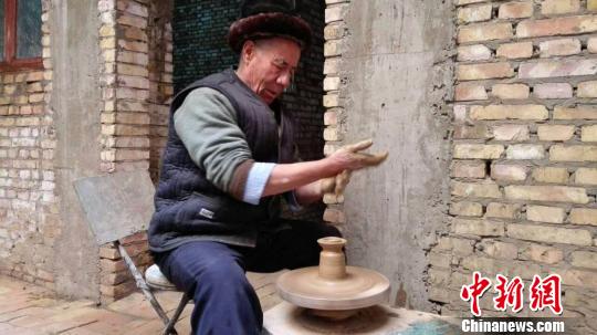 新疆喀什土陶匠人:电力让古老技艺在传承中发展