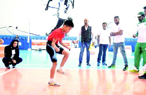 一小学生跳绳每秒7.3下_新浪新闻