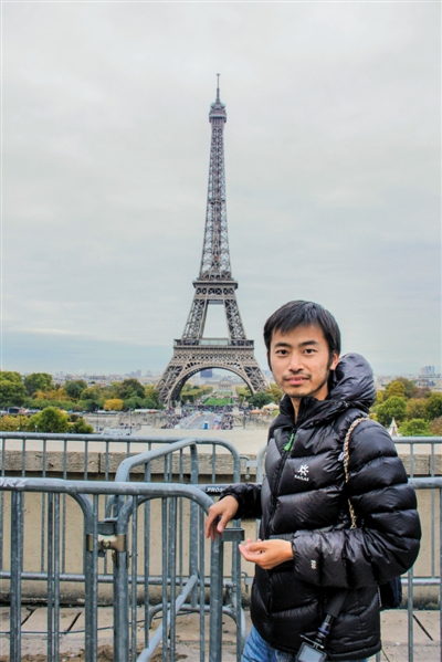 10月23日,到达巴黎第三天,李振与埃菲尔铁塔合影留念。