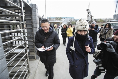 11月24日，北京市第一中级人民法院，秋白与自己的律师一起走向裁判厅。